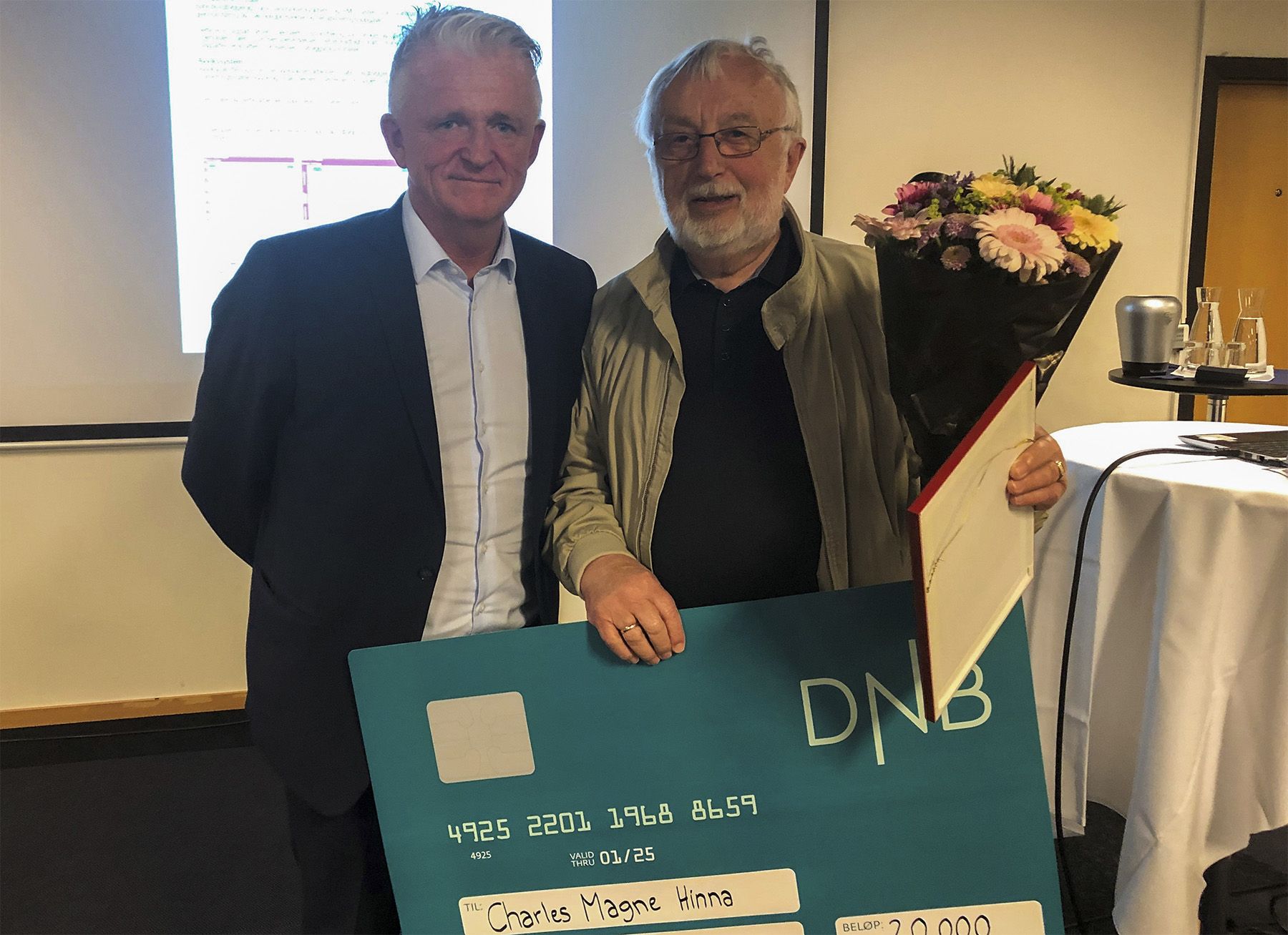 Paul Boxill og Charles Magne Hinna med en gavesjekk fra DNB