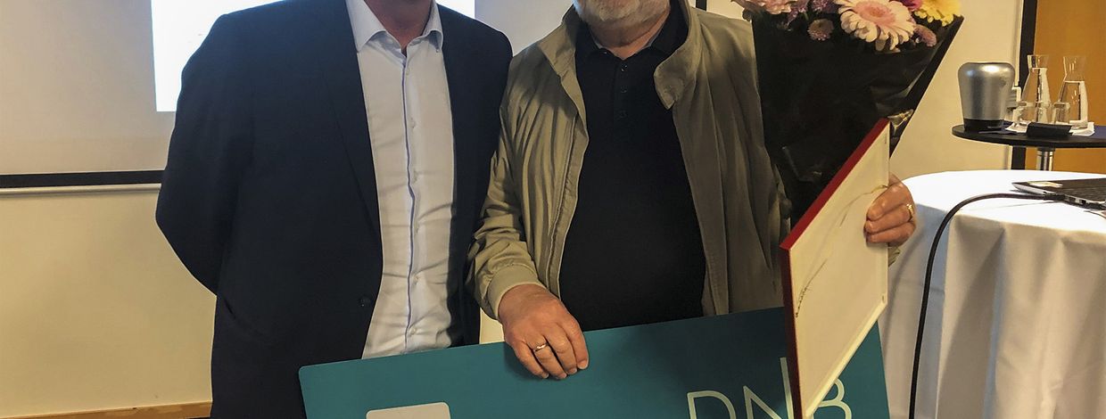 Paul Boxill og Charles Magne Hinna med en gavesjekk fra DNB