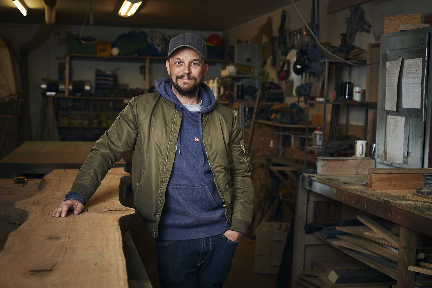 mann står inne i en bod