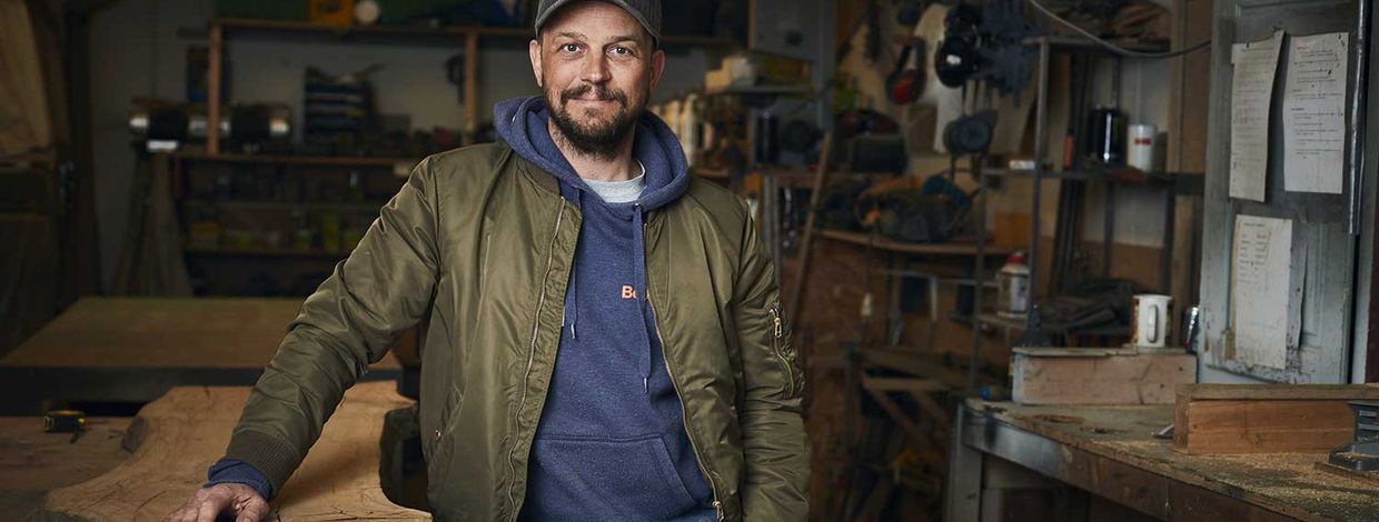 mann står inne i en bod