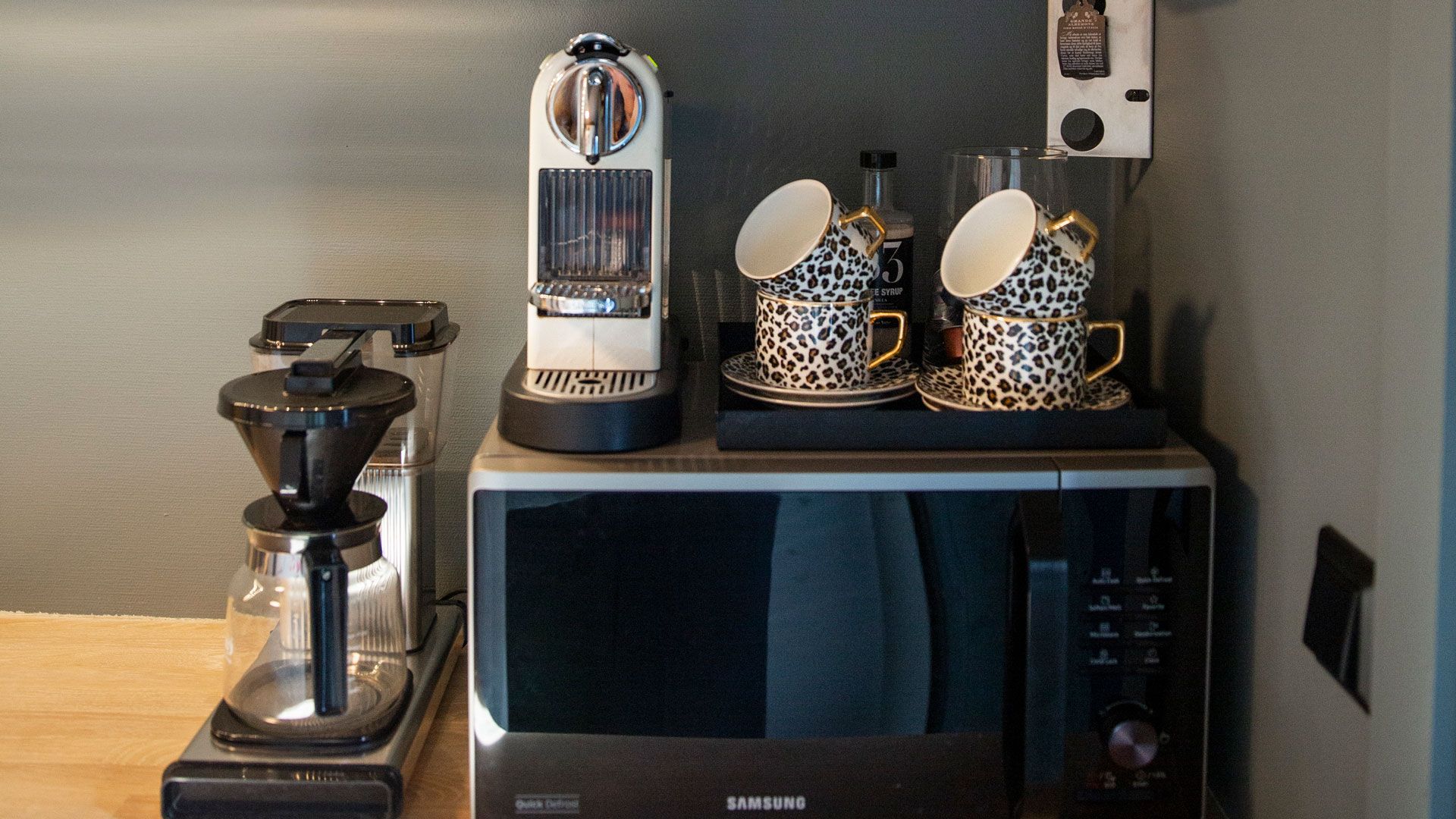 Kaffekopper på kjøkken