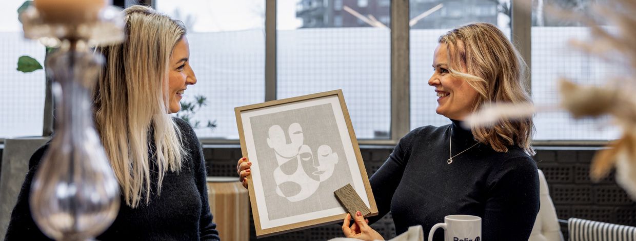 to damer med innrammet bilde