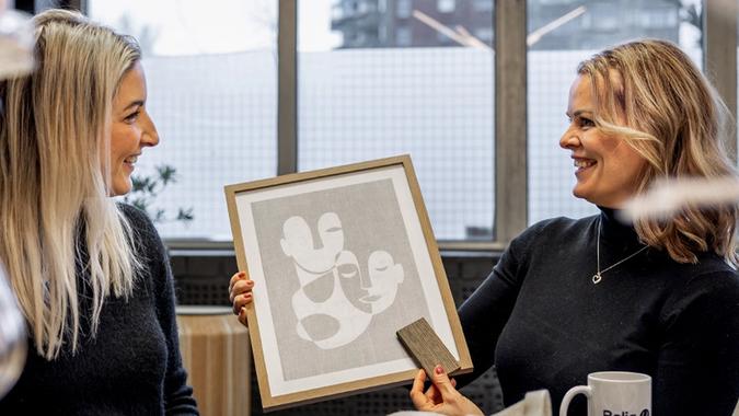 to damer med innrammet bilde