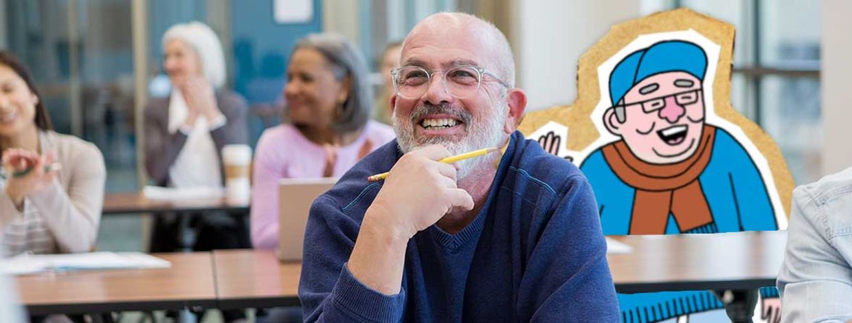 Mann i klasserom smiler