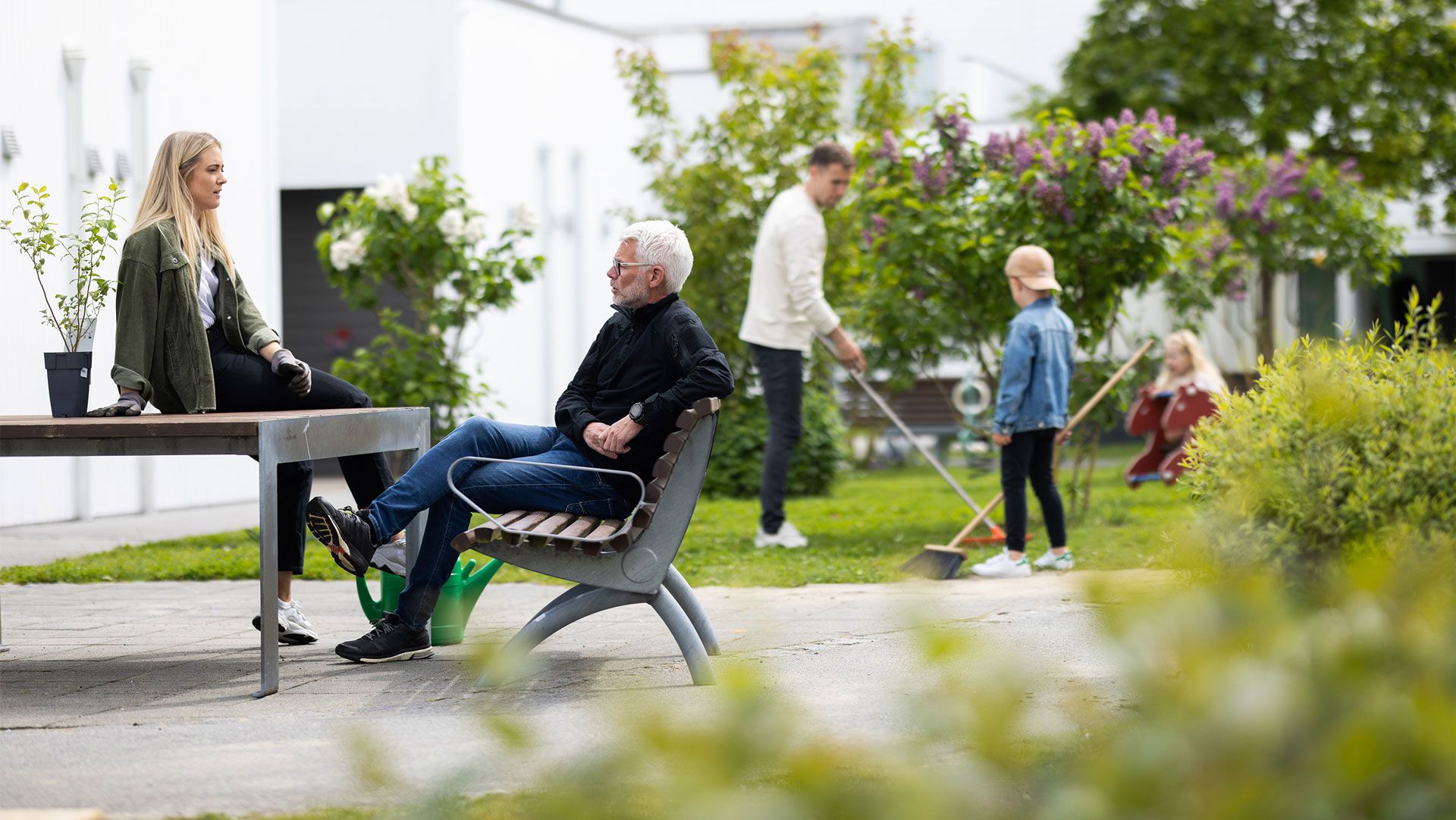 Familie gjør hagearbeid 