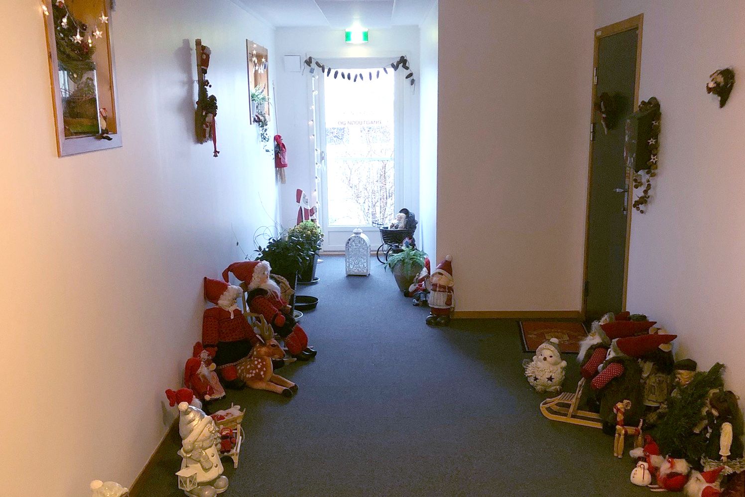 Julepynt i gang i boligblokk