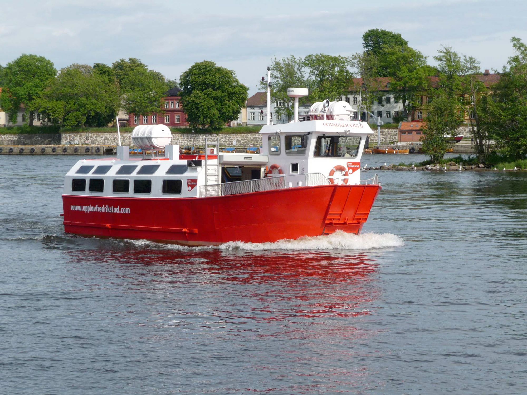 rød båt på en elv