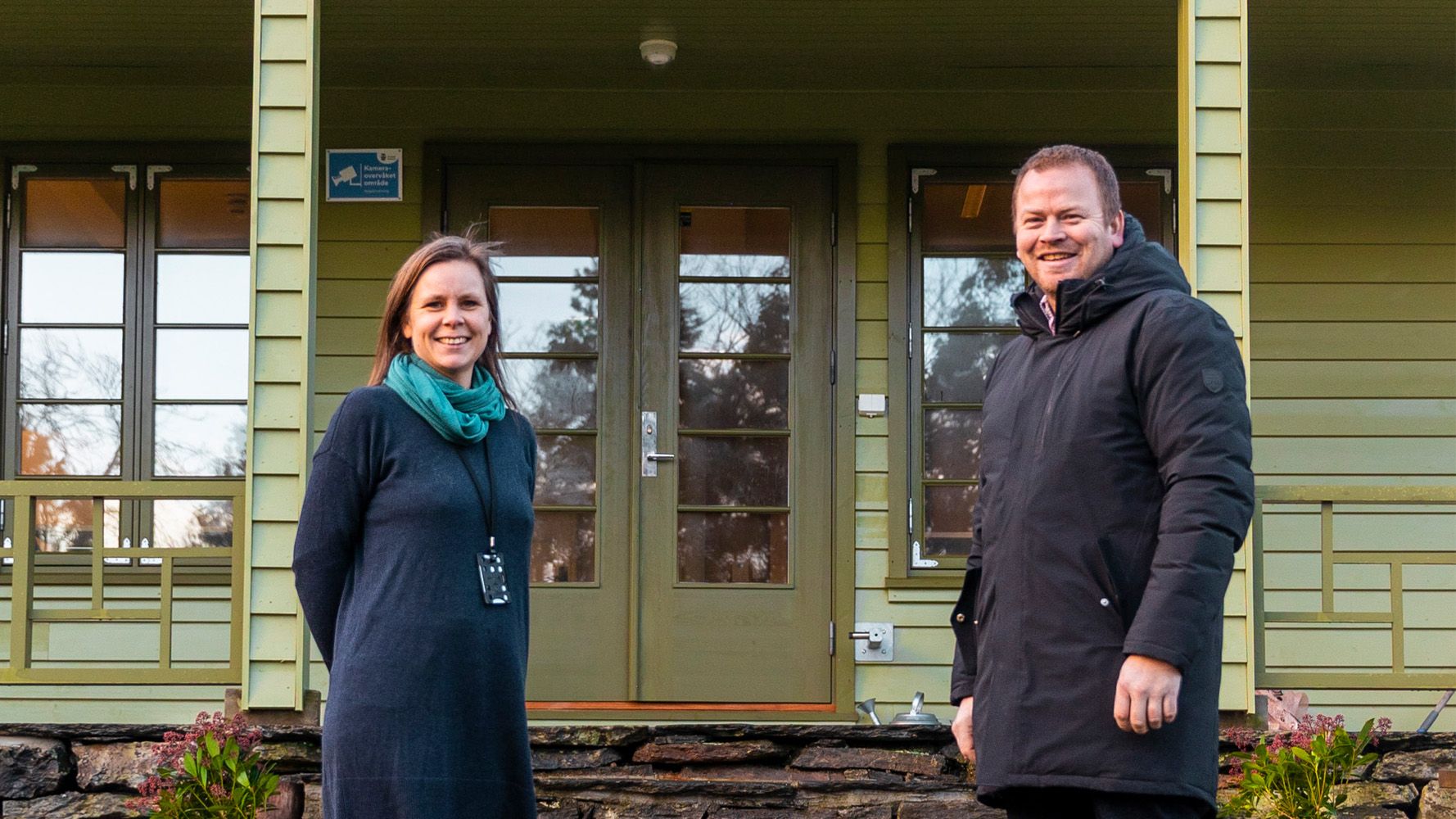 sissel norheim og kent levang foran hus