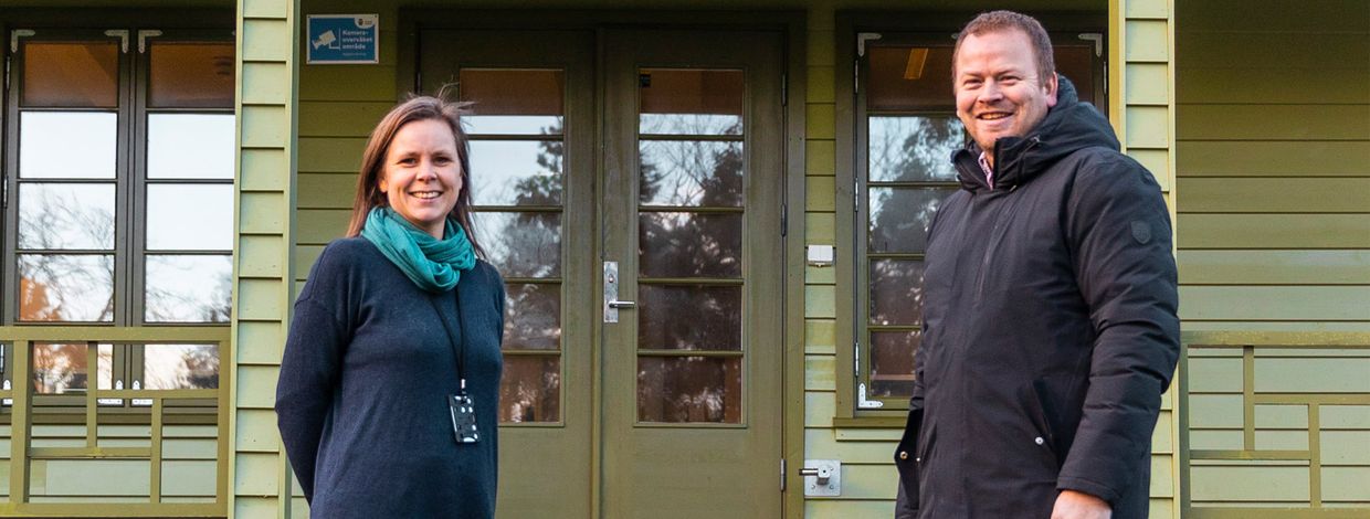 sissel norheim og kent levang foran hus