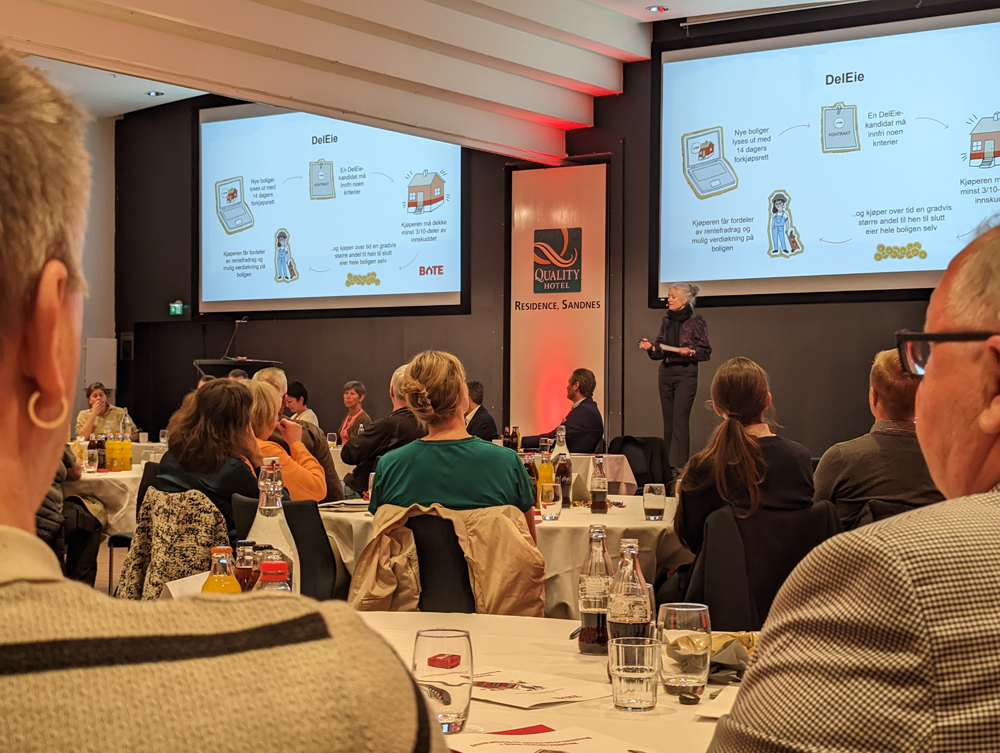 Administrerende direktør i Bate, Merete Eik, på talerstolen på generalforsamlingen i Bate 2023