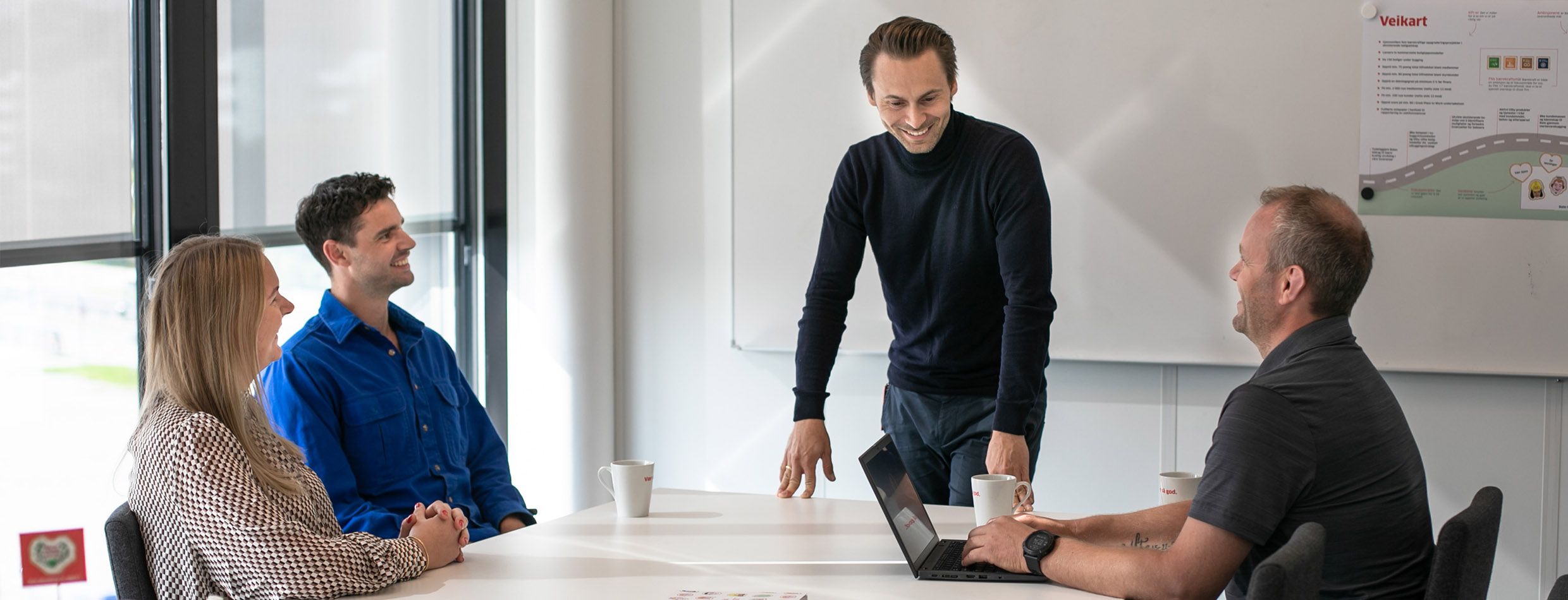 Styret jobber med budsjettarbeid på et møterom