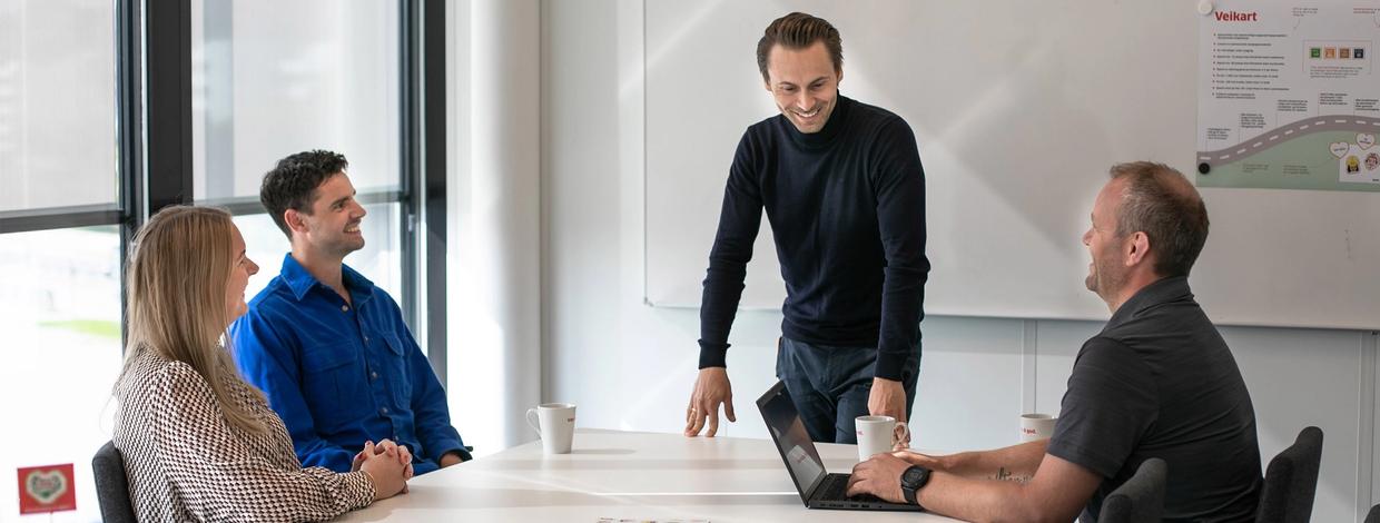 Styret jobber med budsjettarbeid på et møterom