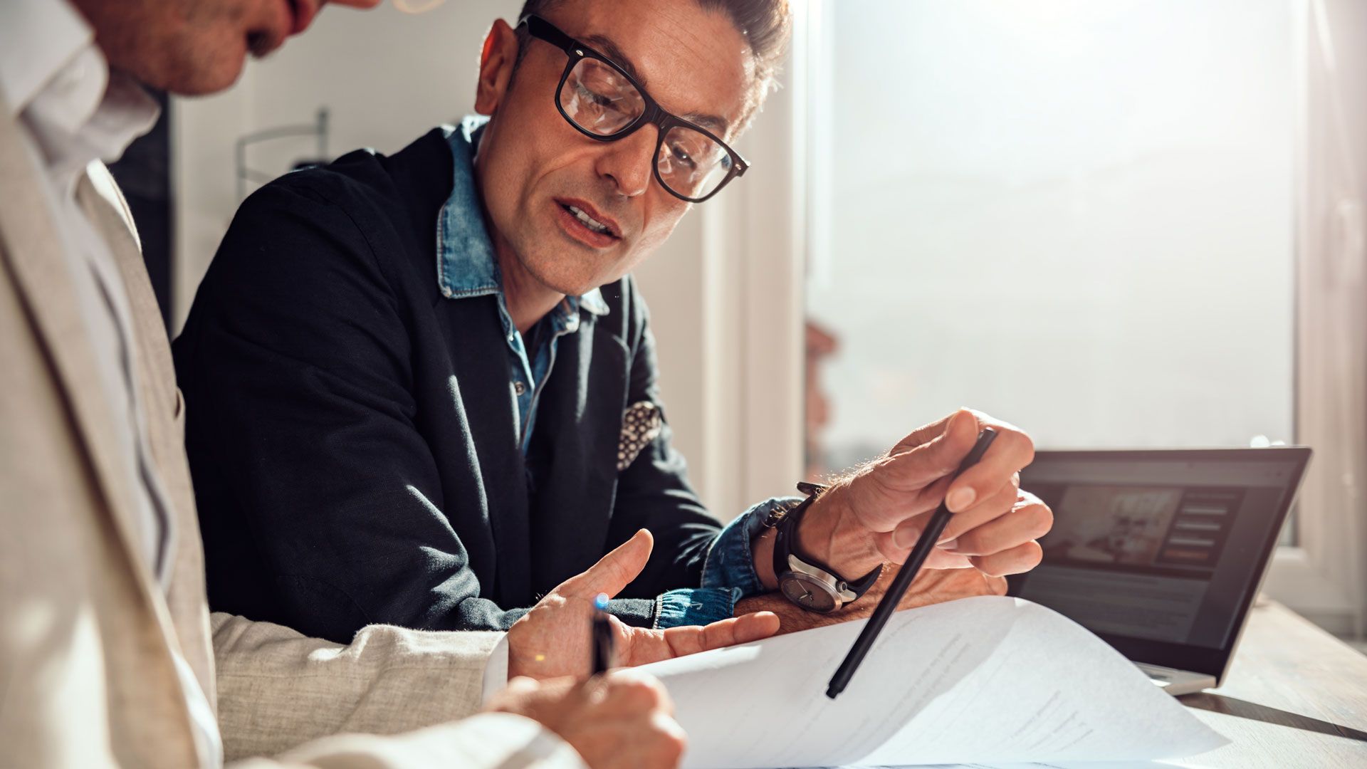 To menn jobber med en rapport