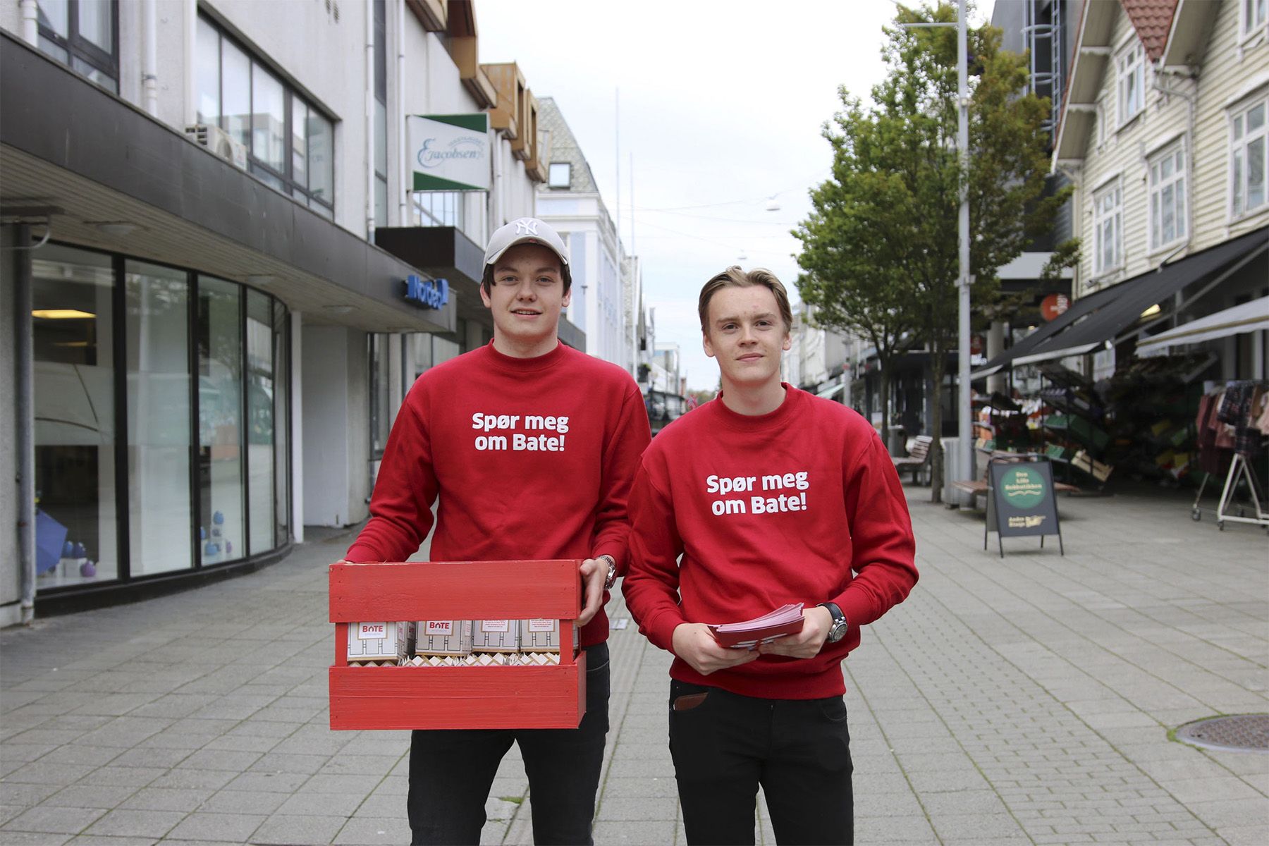 to personer i bate klær i haugesund