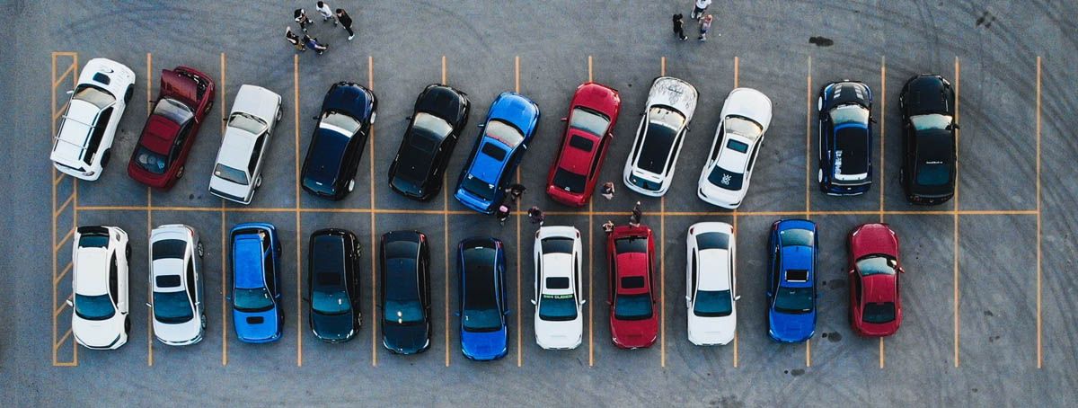 parkeringsplass med biler