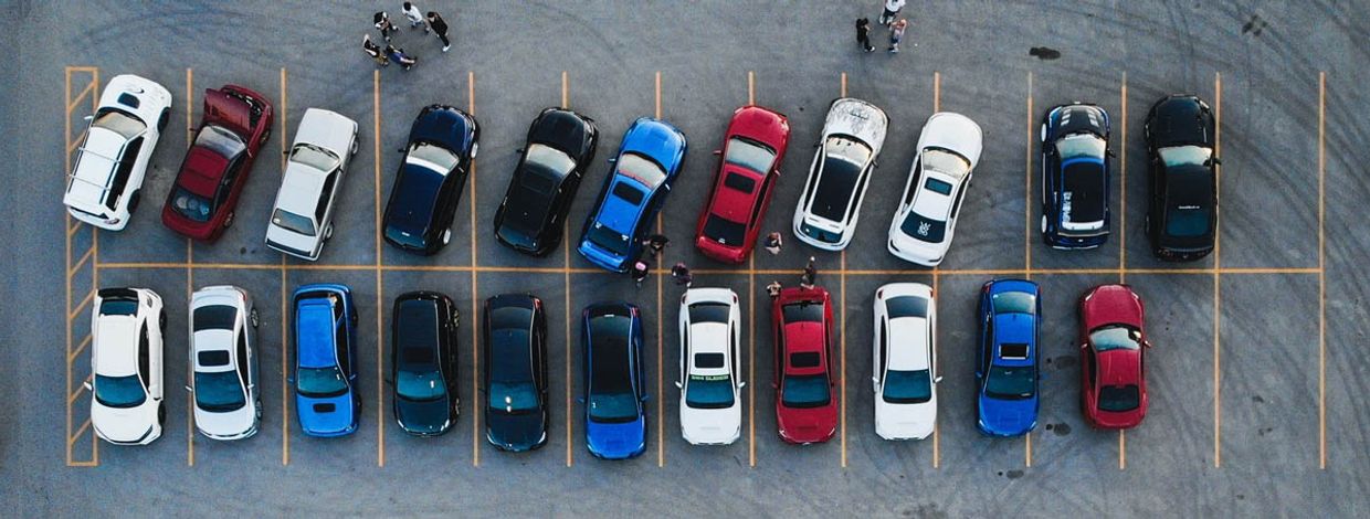 parkeringsplass med biler