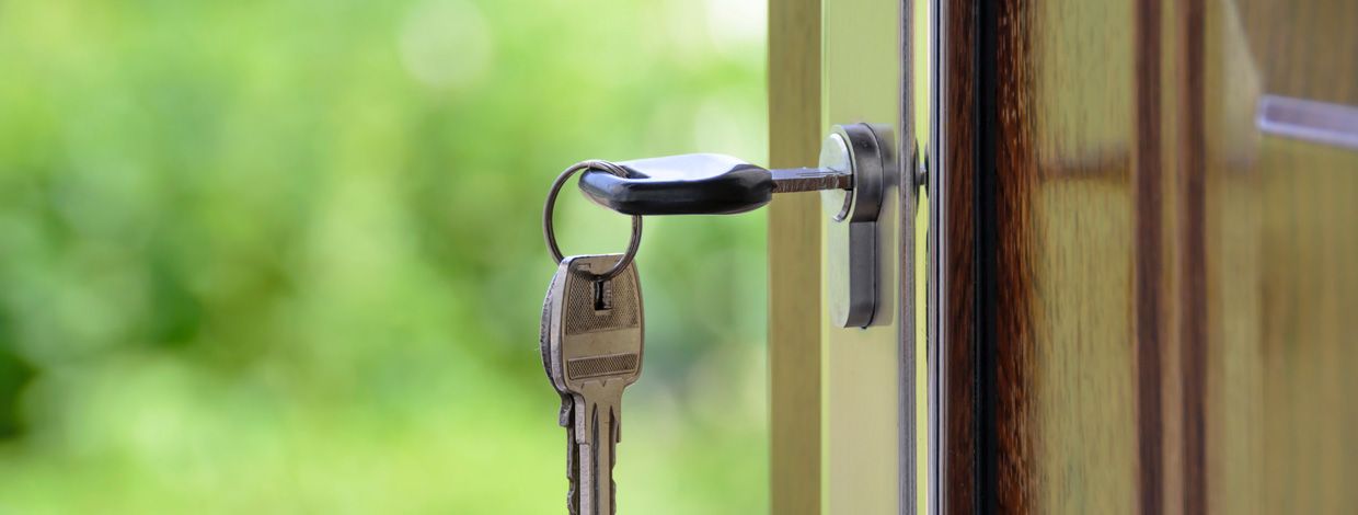 nøkkel i lås på dør