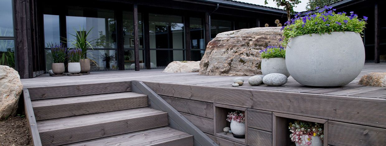 terrasse og trapp utenfor hus