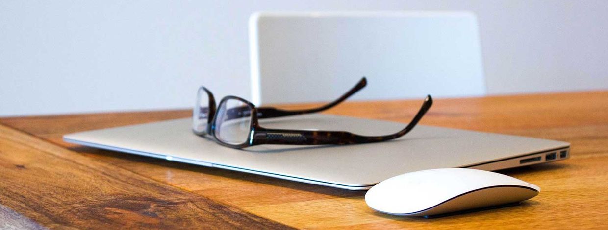 briller ligger på en bærbar pc
