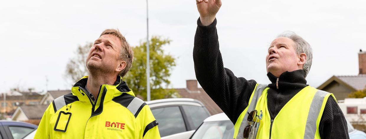 Byggfolk ser på bygning