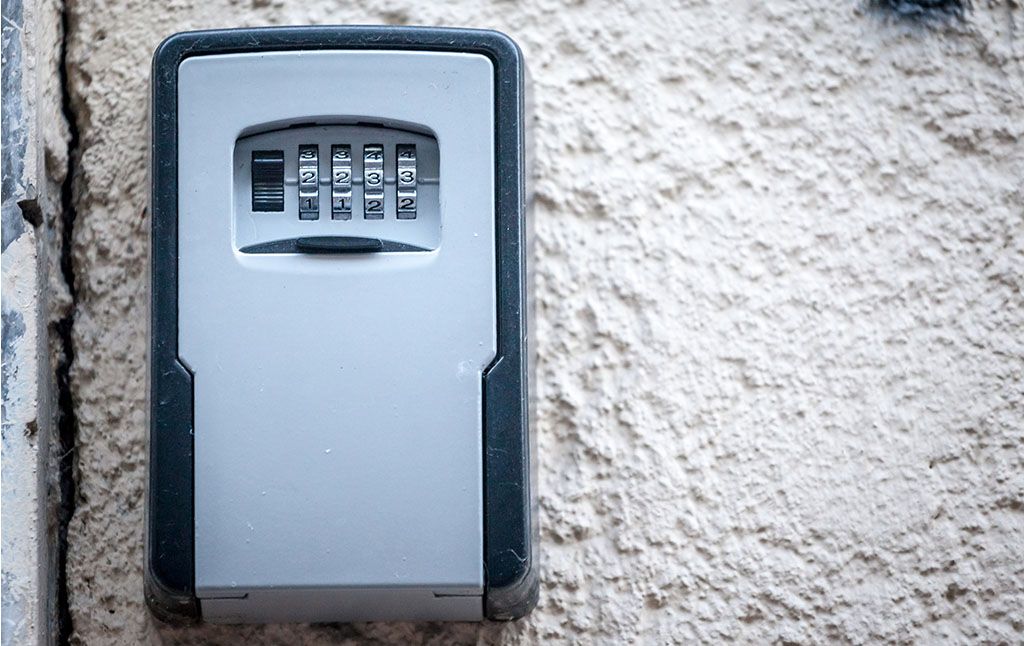 Nøkkelboks som er hengt på veggen