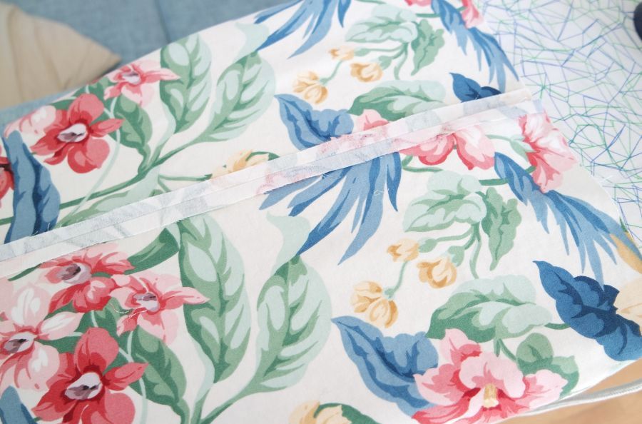 Stoffstykke hvor sømmene er presset fra hverandre