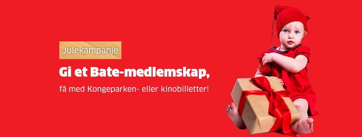 liten jentebaby med gave i fanget