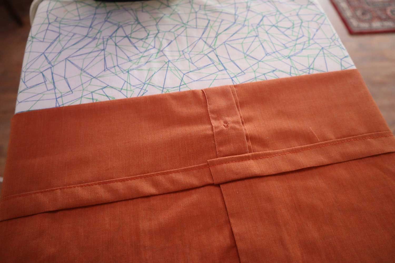 oppklippet herreskjorte på strykebrett