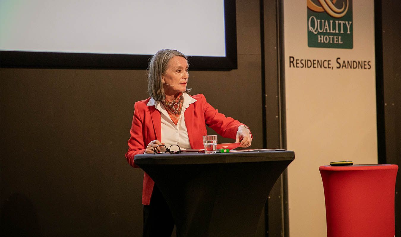 Tone Høyland på scenen under generalforsamlingen til Bate