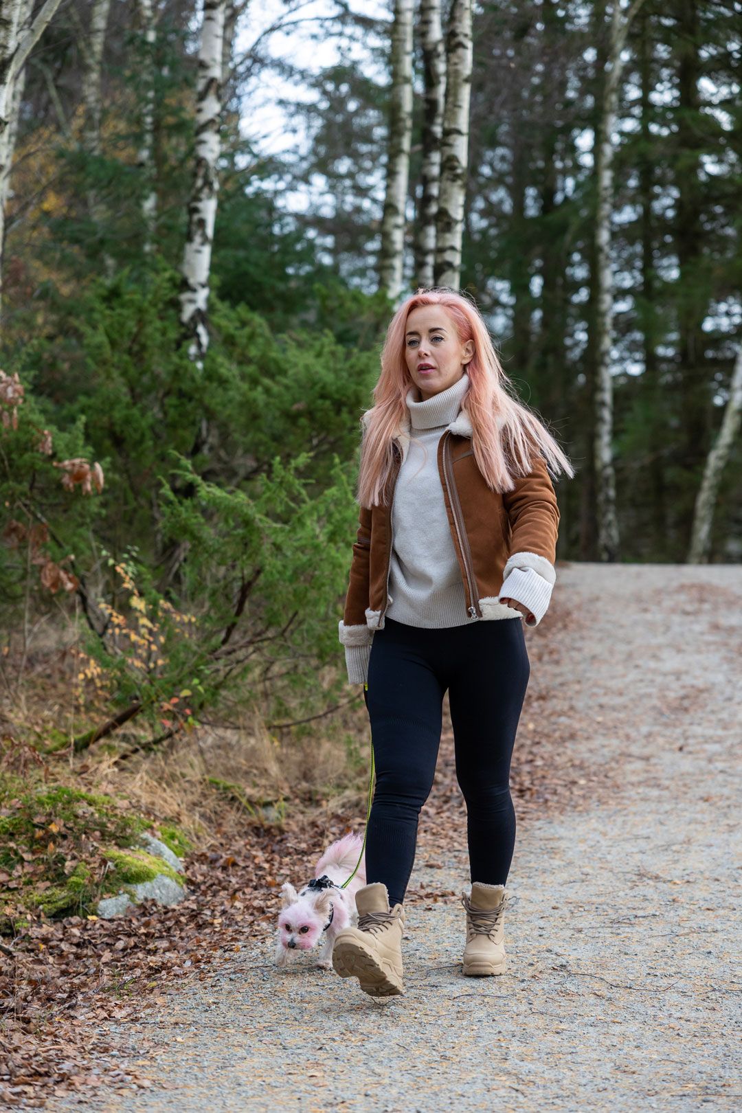 Tonje Haaland går tur med hunden i skogen.