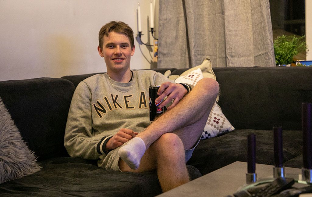 Henrik Tjemsland slapper av i sofaen.