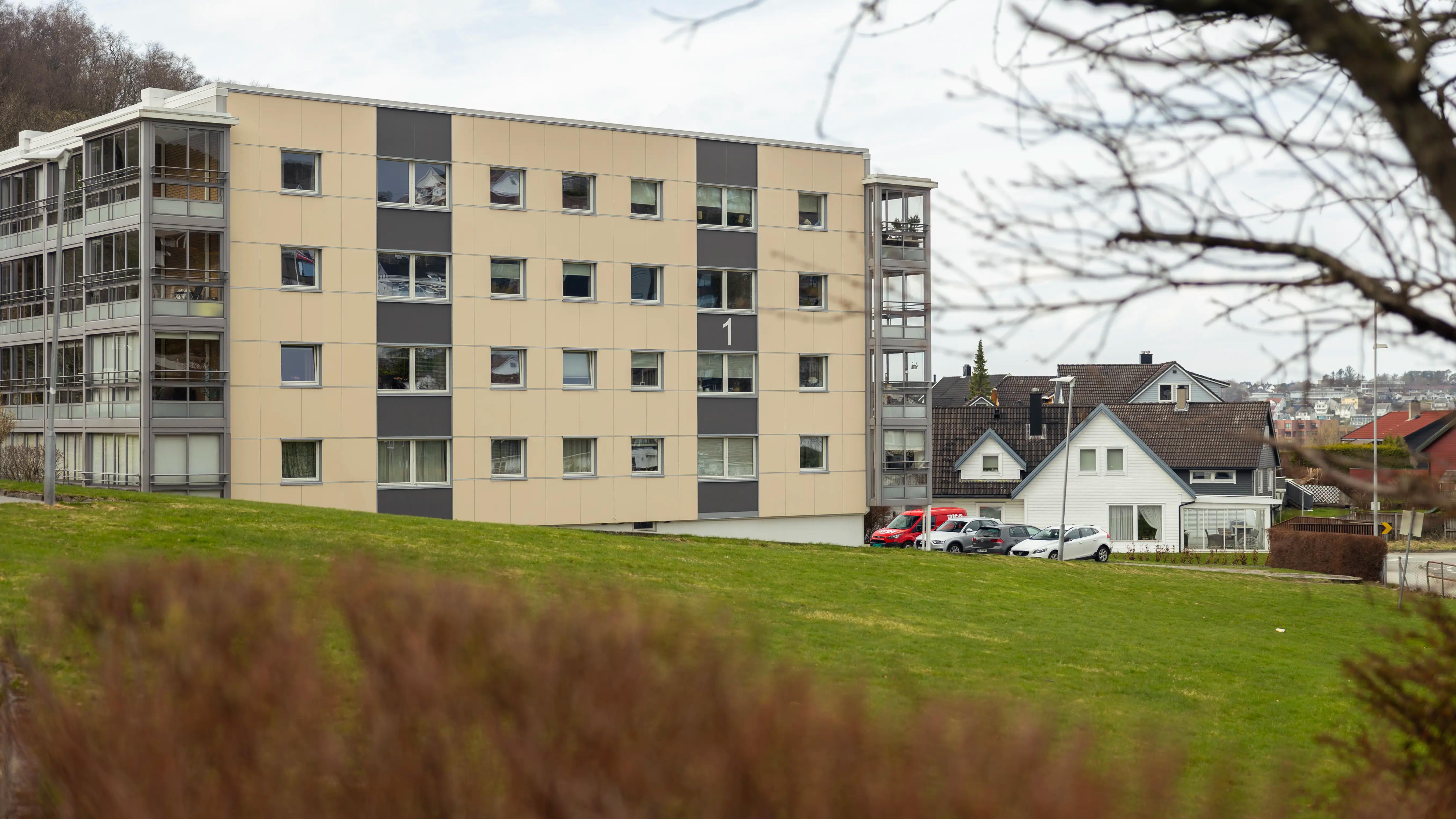 boligblokk med grønn plen i forgrunnen