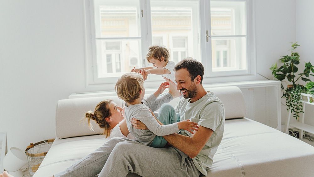 familie leker i stue