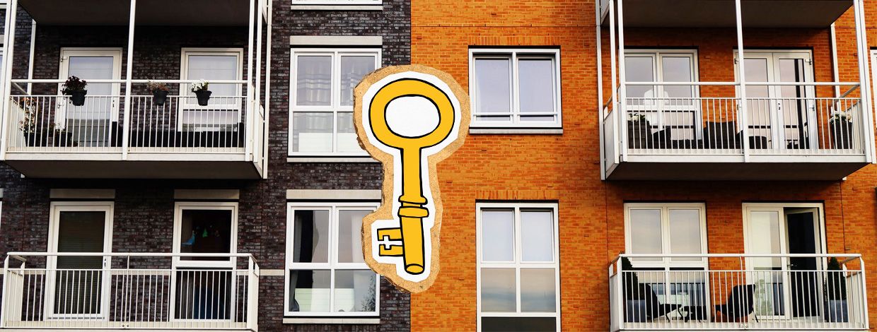 illustrasjon av nøkkel i papp foran blokk med balkonger
