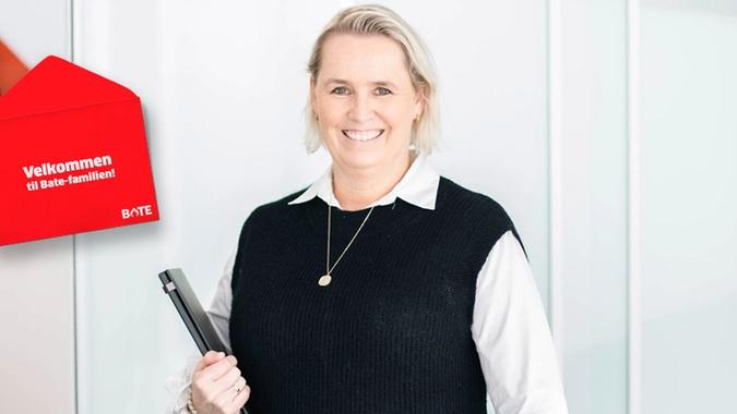 dame smiler og konvolutt med billetter