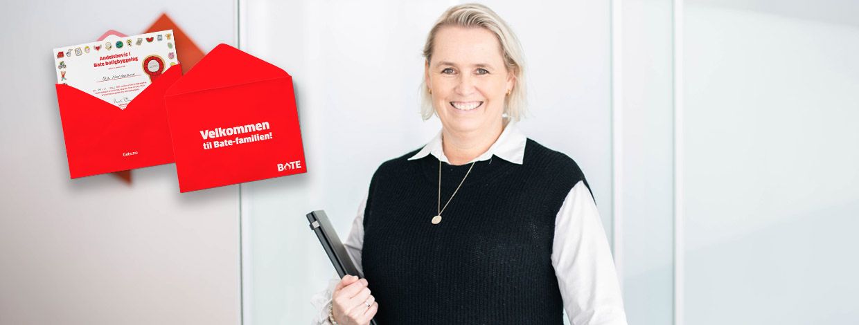 dame smiler og konvolutt med billetter