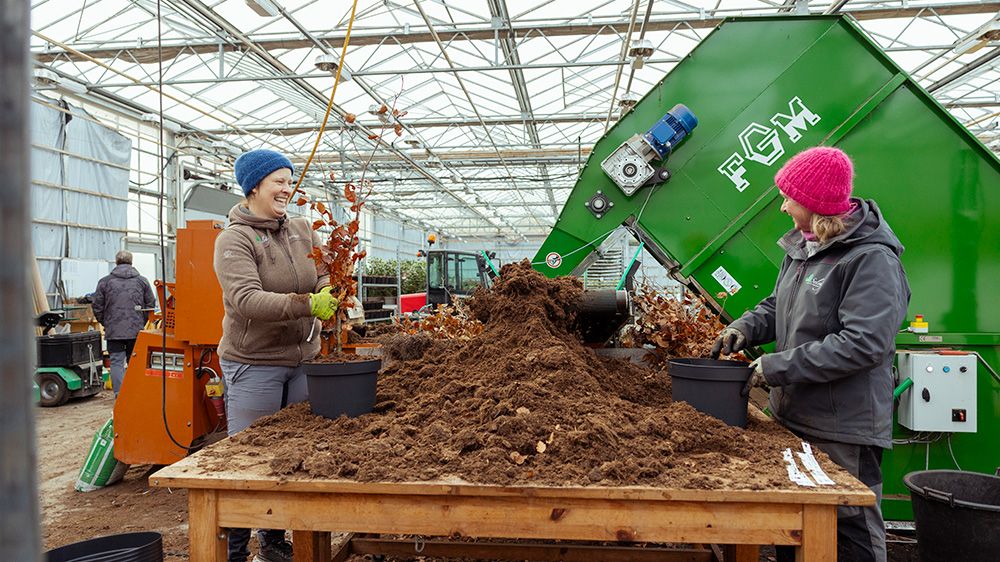 to damer med potter og jord