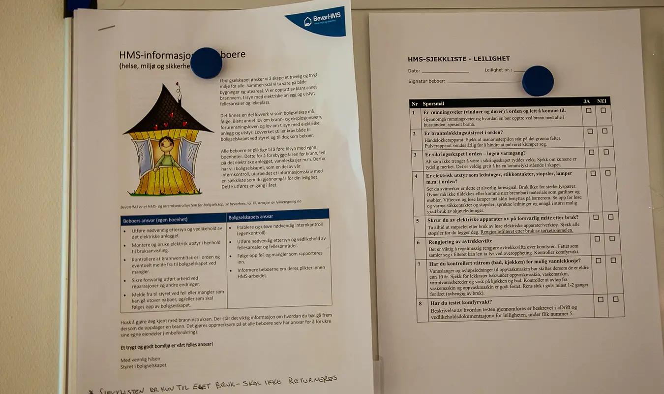 Oppslag om HMS-informasjon i oppgangen til Sameie Indre Våge Atrium