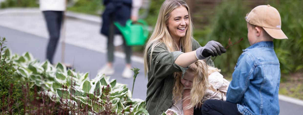 Mor og barn gjør dugnadsarbeid