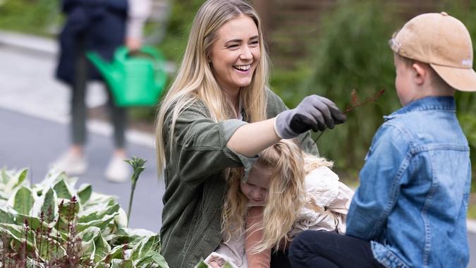 Mor og barn gjør dugnadsarbeid