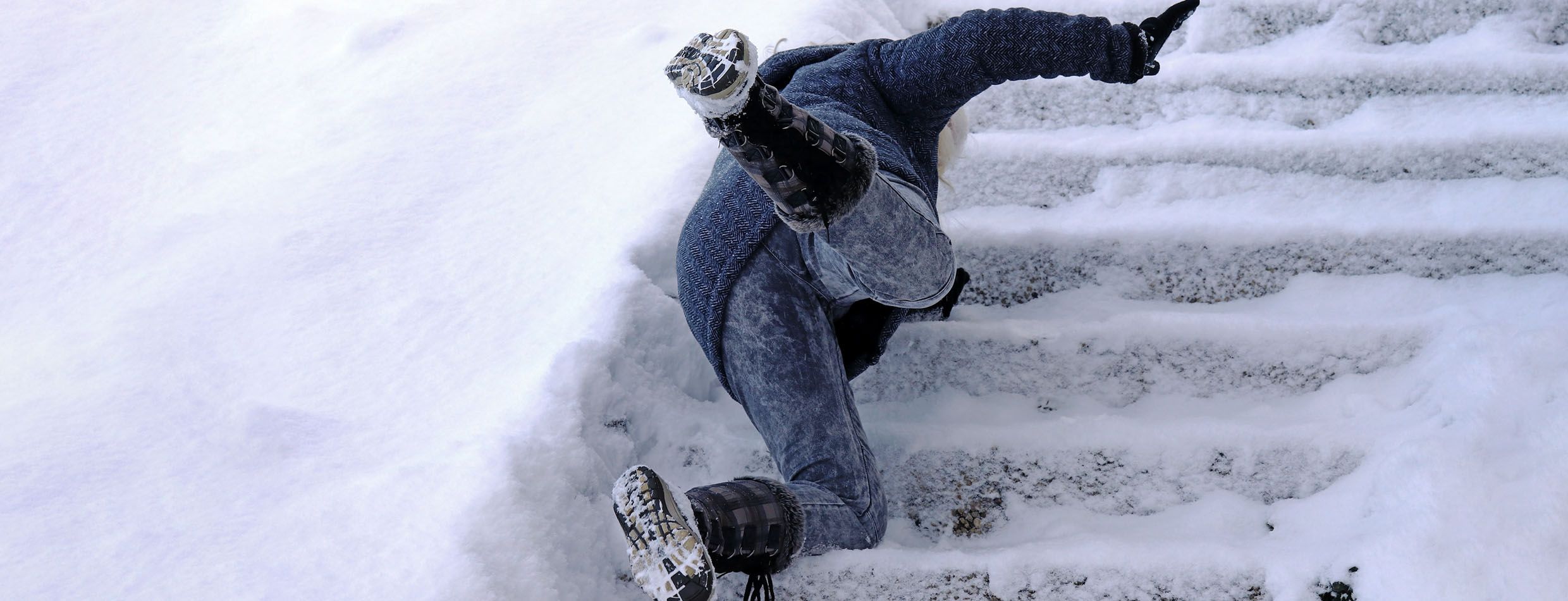 Person faller i glatt trapp.