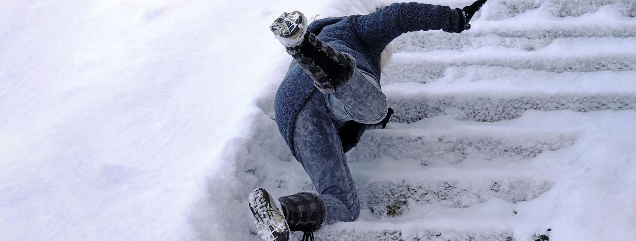 Person faller i glatt trapp.