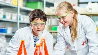Barn som jobber med forskning på forskerfabrikken