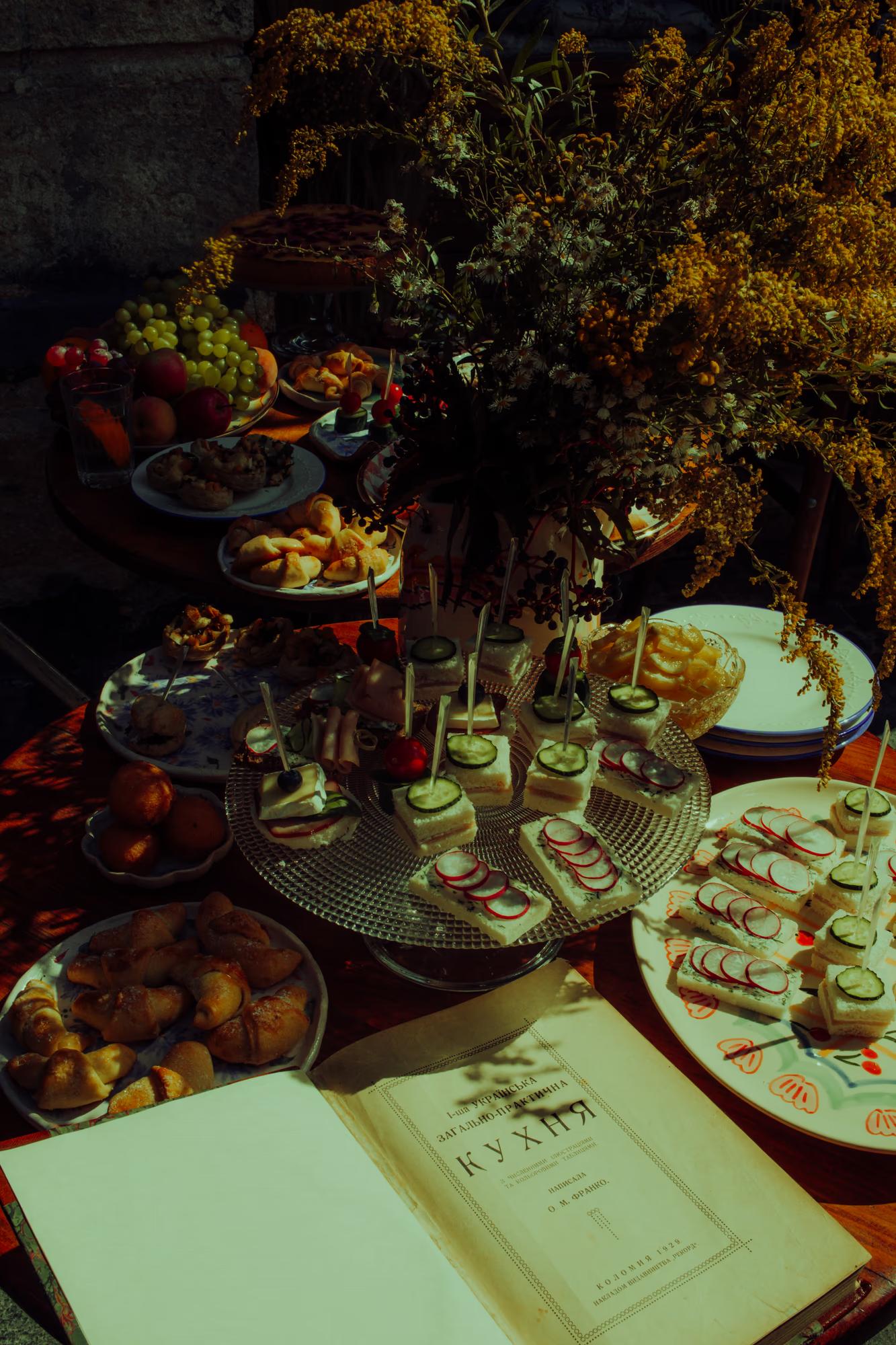 Set dressing details: A table with vintage props and an open book, creating an authentic 20th-century atmosphere.