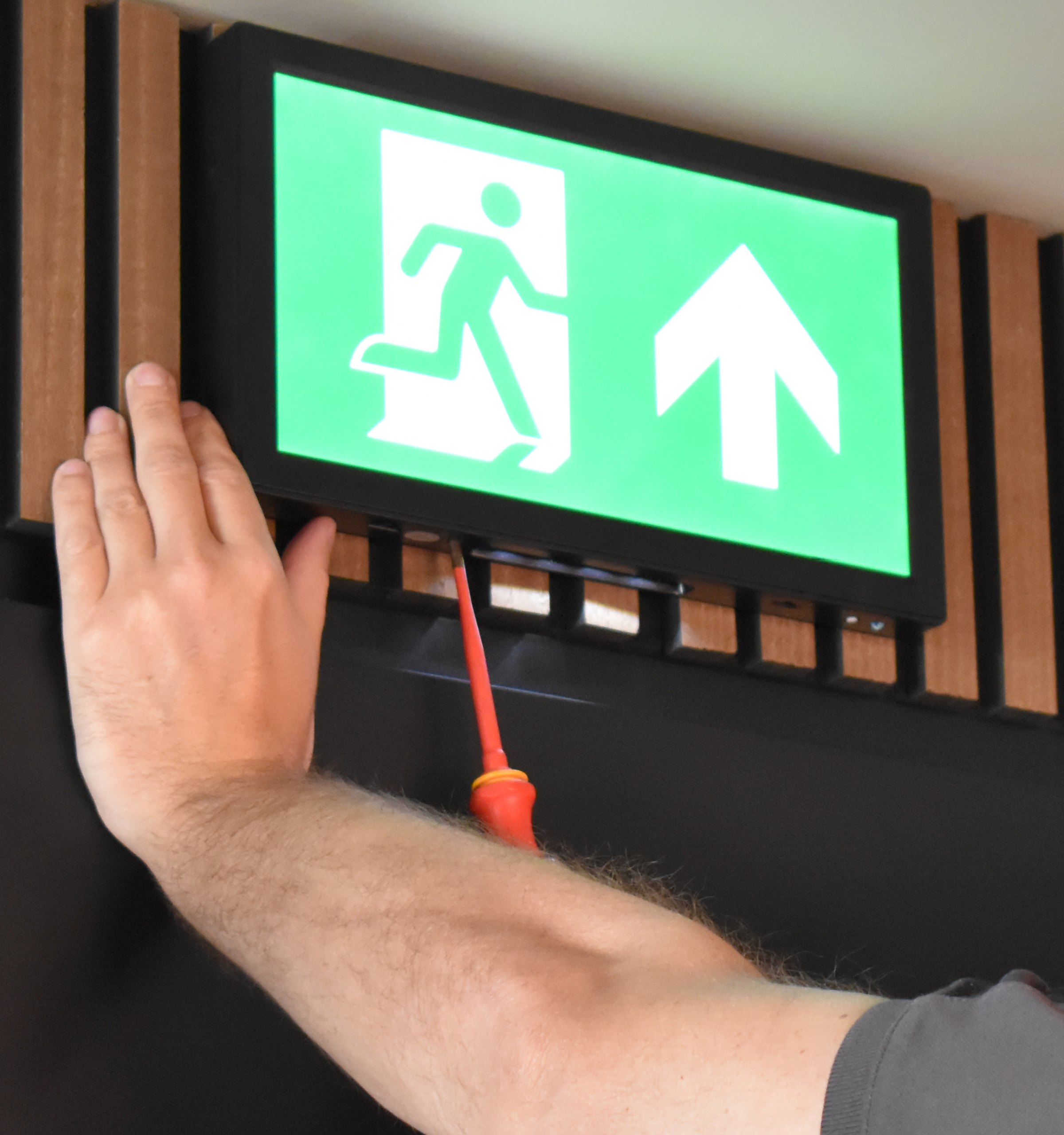 Noodverlichting onderhoud schroevendraaier