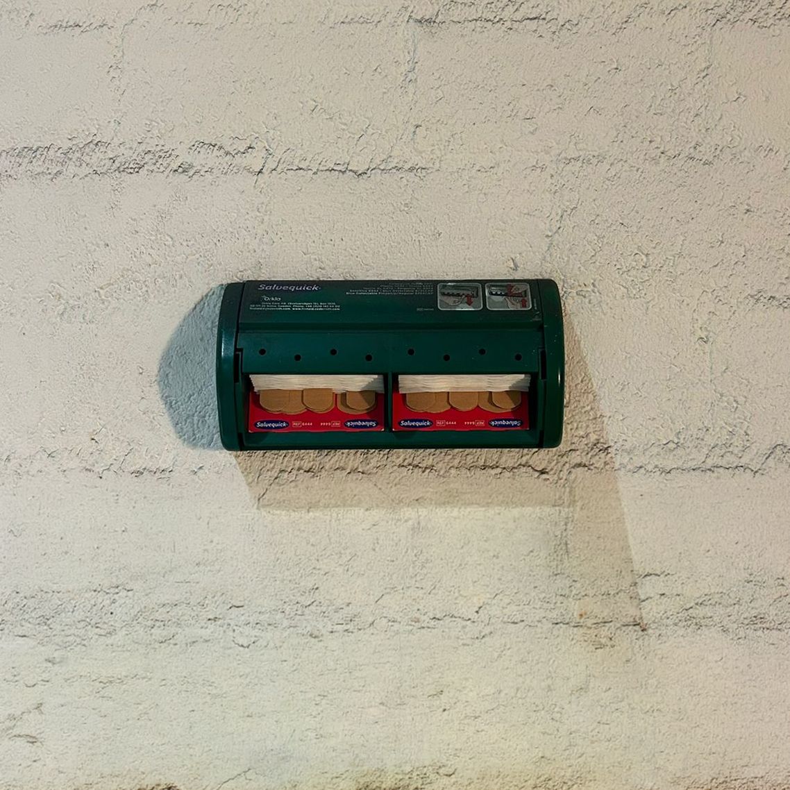 pleisterdispenser aan muur