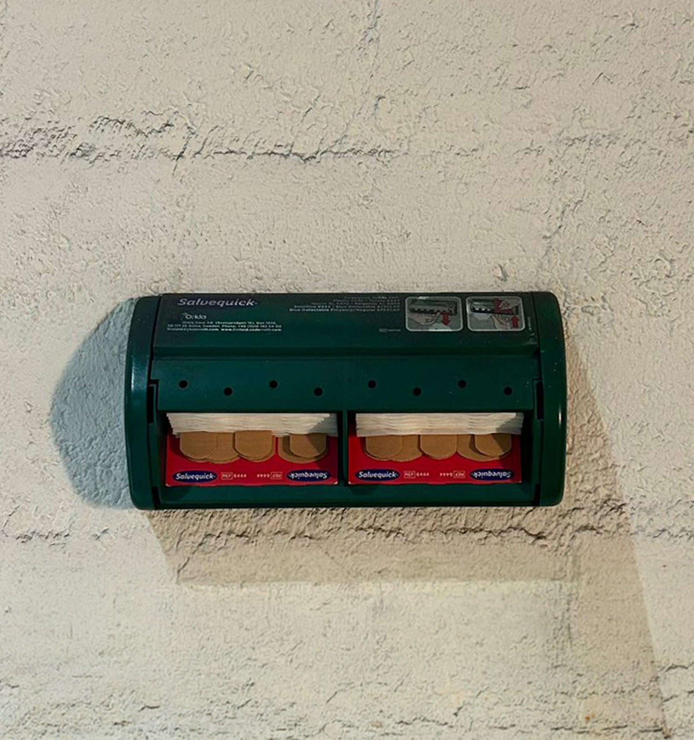 pleisterdispenser aan muur