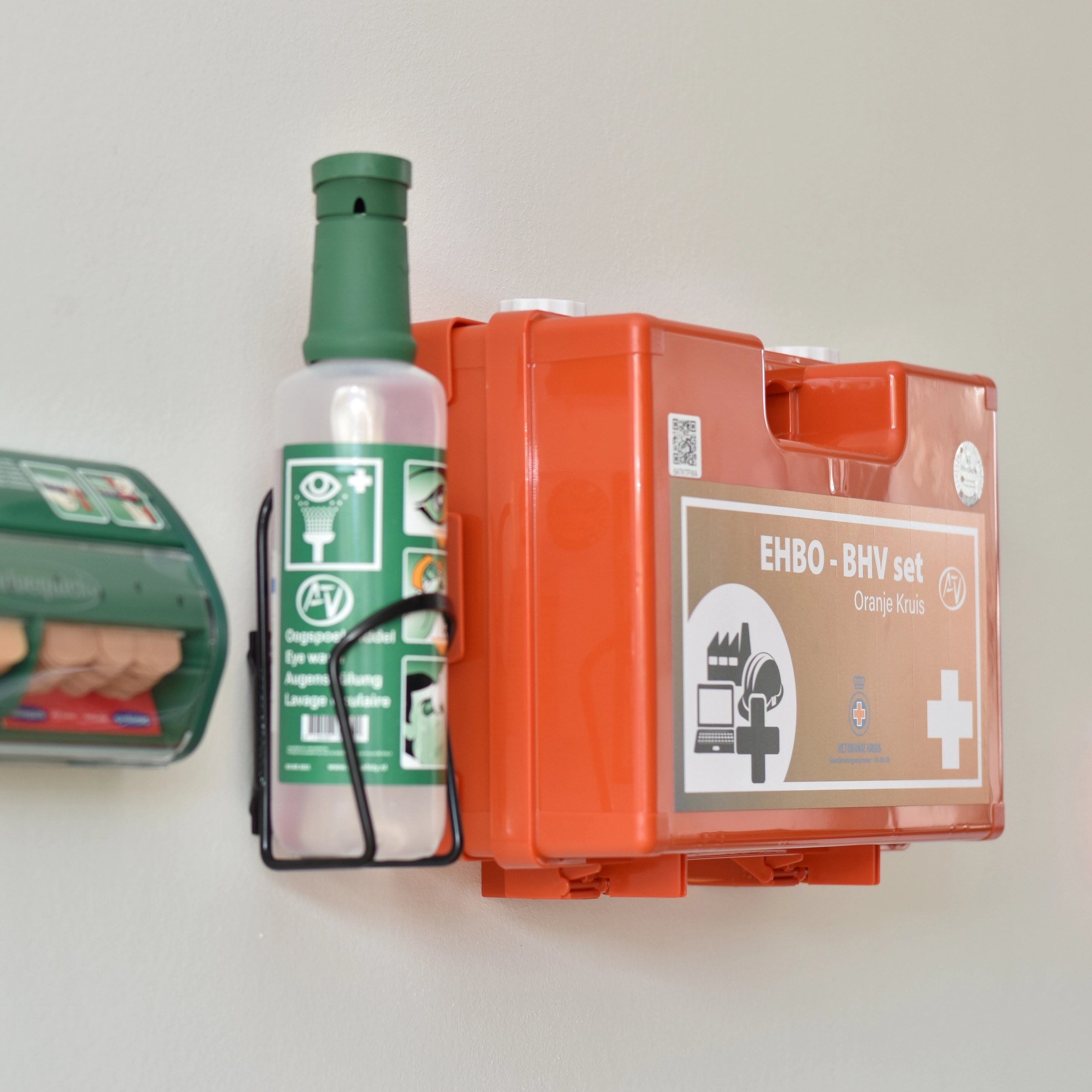 oogspoelfles en verbandkoffer