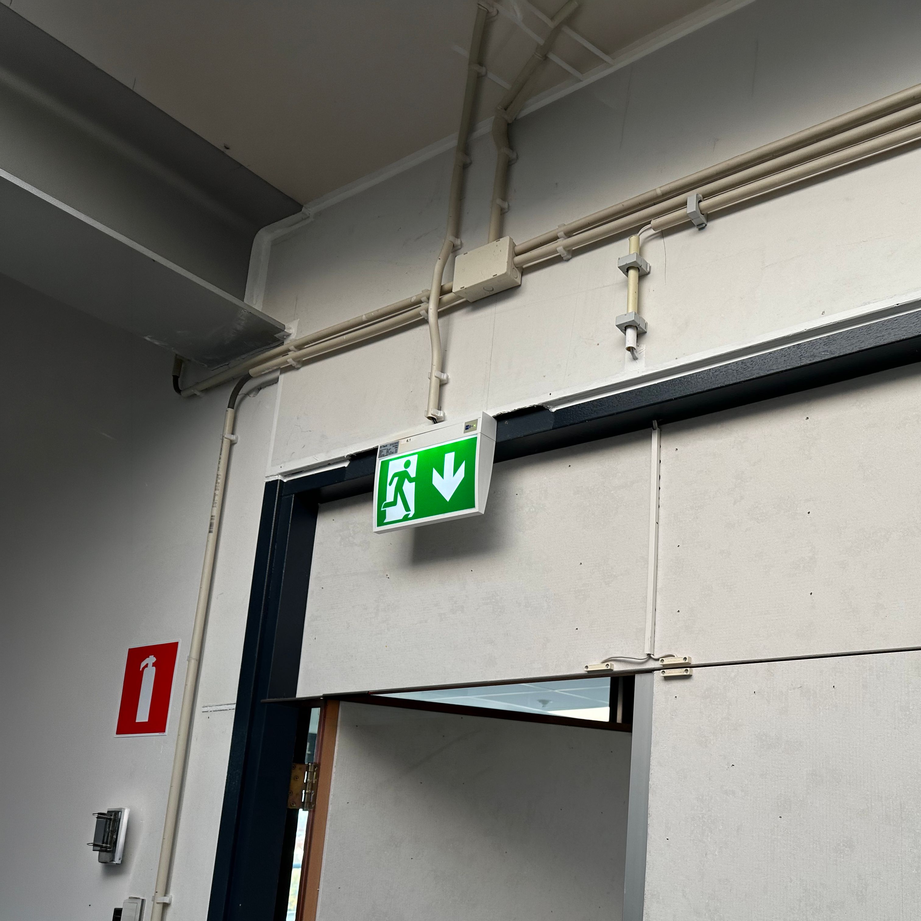 noodverlichting boven deur