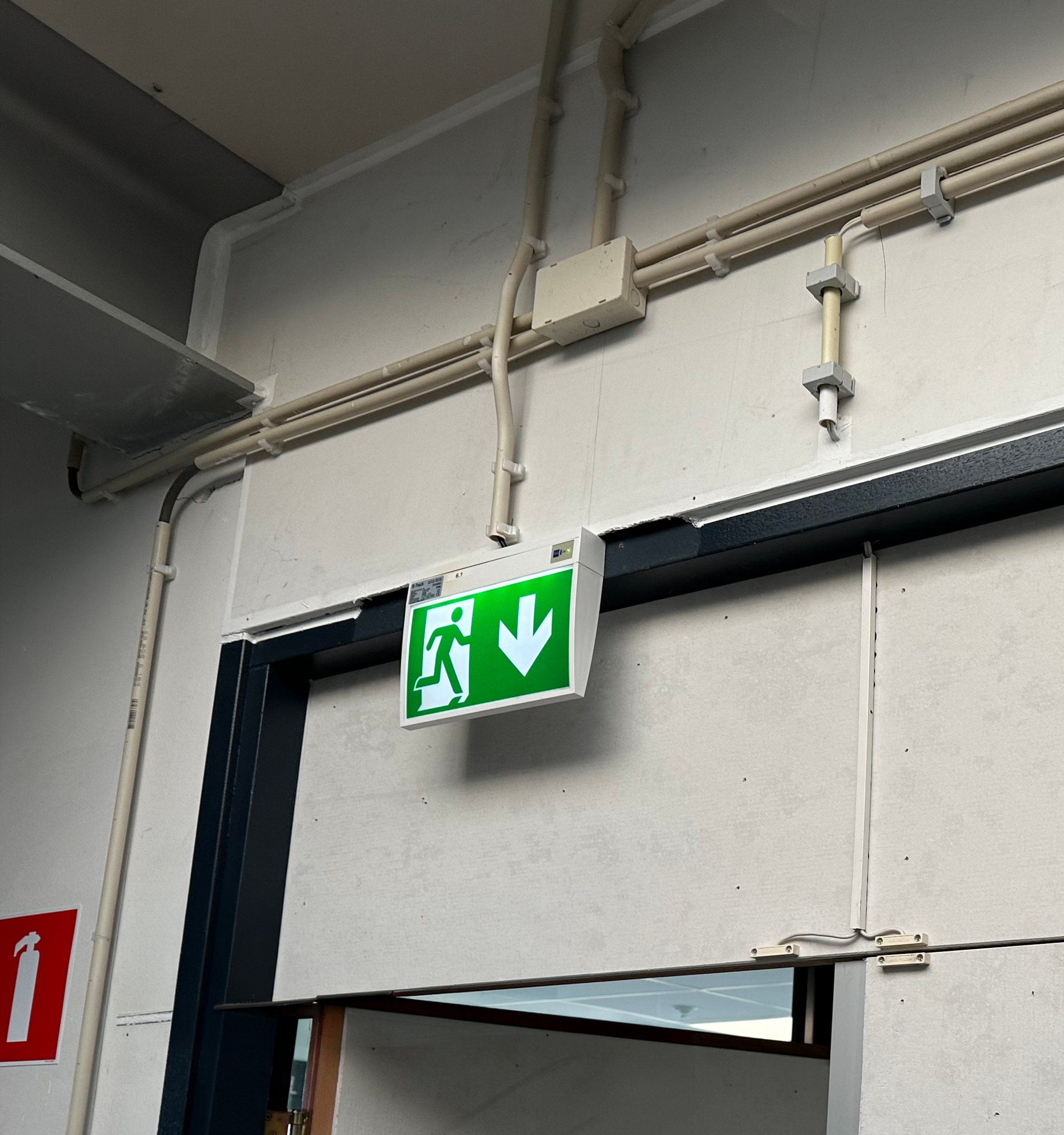 noodverlichting boven deur